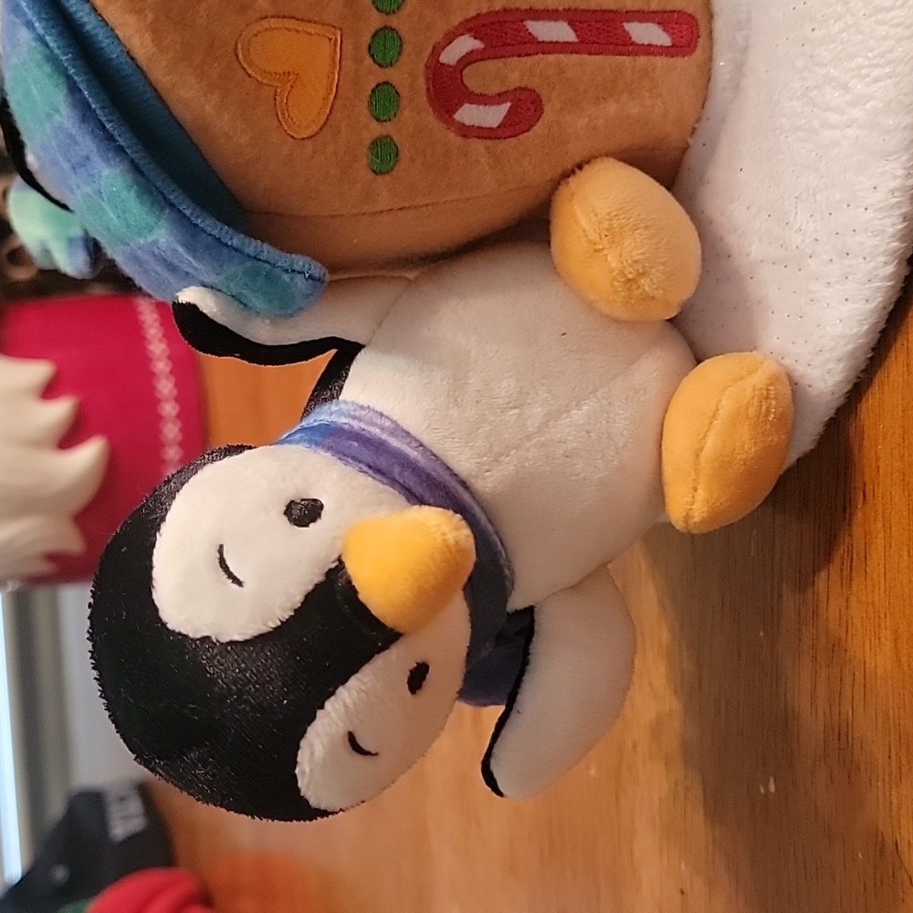 2021 Hallmark Penguin Gingerbread Treat Music & Movement Table Top Plush VIDEO - Picture 3 of 9